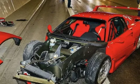Ngỡ ngàng siêu xe Ferrari hàng hiếm vừa ra khỏi showroom đã bị nhân viên đâm nát cả đầu xe