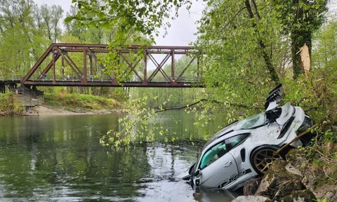 Chưa kịp đăng ký biển số, chiếc Porsche 911 GT3 RS trị giá 500.000 USD chìm nghỉm dưới sông